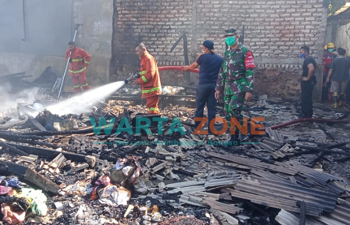 GOSONG: Sisa puing bangunan usai api berhasil dipadamkan oleh petugas (Dok. WARTA ZONE)