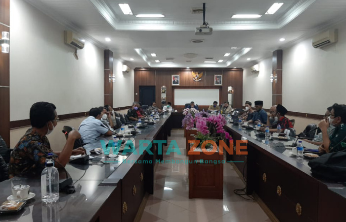 Caption : Rapat Dengar Pendapat di Gedung Parlemen DPRD Jember, Selasa (7/9/2021).