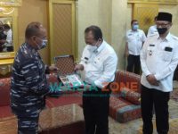 Caption: Bupati Jember, Hendy Siswanto dan Danlantasmal V Surabaya Laksamana Pertama TNI Yoos Suryono saat dikonfirmasi sejumlah wartawan di Pendapa Wahyawibawagraha, Rabu (8/9/2021).