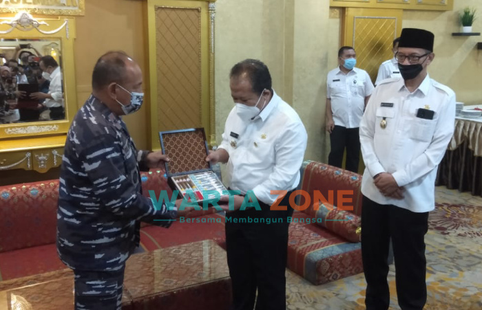 Caption: Bupati Jember, Hendy Siswanto dan Danlantasmal V Surabaya Laksamana Pertama TNI Yoos Suryono saat dikonfirmasi sejumlah wartawan di Pendapa Wahyawibawagraha, Rabu (8/9/2021).