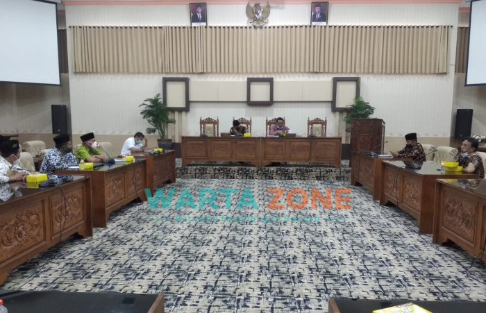 Foto: DPRD Banyuwangi, saat menerima audiensi dari Persatuan Anggota BPD Seluruh Indonesia (PABSI) Kabupaten Banyuwangi. (Indra/wartazone.com)