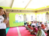 Caption: Sejumlah warga binaan Lapas Kelas II A Jember, saat lakukan salat gaib untuk korban kebakaran Lapas Tangerang.