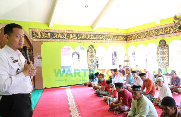 Caption: Sejumlah warga binaan Lapas Kelas II A Jember, saat lakukan salat gaib untuk korban kebakaran Lapas Tangerang.