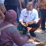 Caption : Tampak Bupati Jember, Hendy Siswanto, saat memberikan pertolongan kepada korban kecelakaan di Jalan Umum Kecamatan Puger, Rabu (8/9/2021).
