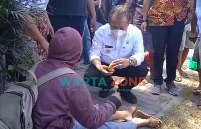 Caption : Tampak Bupati Jember, Hendy Siswanto, saat memberikan pertolongan kepada korban kecelakaan di Jalan Umum Kecamatan Puger, Rabu (8/9/2021).