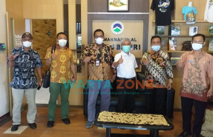 Caption: Anggota Komisi B DPRD Jatim, Karimullah, saat rapat koordinasi dengan Kepala Balai Taman Nasional Meru Betiri Maman Surahman dan Dinas Pariwisata Provinsi Jatim, Sabtu (11/9/2021).