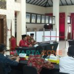 Caption: Bupati dan Wakil Bupati Jember, Hendy Siswanto dan Muhammad Balya Firjaun Barlaman, saat melakukan audiensi dengan nelayan dan Tim Ahli Hukum di Pendapa Wahyawibawagraha, Sabtu (11/9/2021)