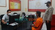 Caption: Terduga pelaku begal payudara saat diinterogasi oleh polisi di Mapolsek Mayang, Minggu (12/9/2021).