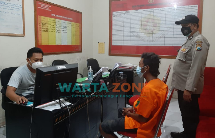 Caption: Terduga pelaku begal payudara saat diinterogasi oleh polisi di Mapolsek Mayang, Minggu (12/9/2021).