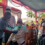 PATUT DICONTOH: Pengasuh Pondok Pesantren Attaufiqiyyah, KH. Imam Hasyim, saat divaksin di lingkungan pesantren (Dok. WARTA ZONE)