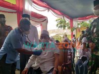 PATUT DICONTOH: Pengasuh Pondok Pesantren Attaufiqiyyah, KH. Imam Hasyim, saat divaksin di lingkungan pesantren (Dok. WARTA ZONE)