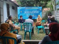 Caption: Komunitas Menatap Indonesia saat melakukan giat sekolah impian, Senin (13/9/2021)