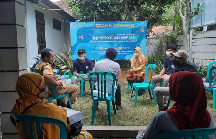 Caption: Komunitas Menatap Indonesia saat melakukan giat sekolah impian, Senin (13/9/2021)