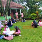 Caption: Sejumlah murid saat melakukan kegiatan belajar bersama dengan GenBI Jember, Selasa (14/9/2021)