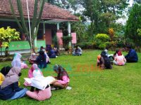 Caption: Sejumlah murid saat melakukan kegiatan belajar bersama dengan GenBI Jember, Selasa (14/9/2021)