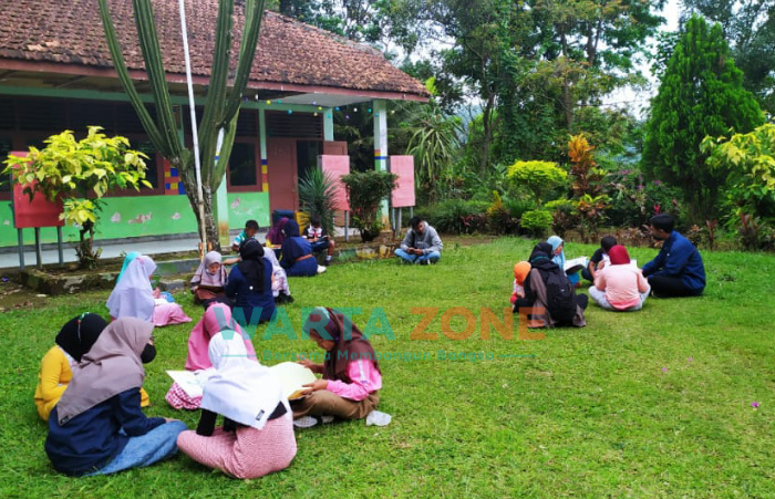 Caption: Sejumlah murid saat melakukan kegiatan belajar bersama dengan GenBI Jember, Selasa (14/9/2021)
