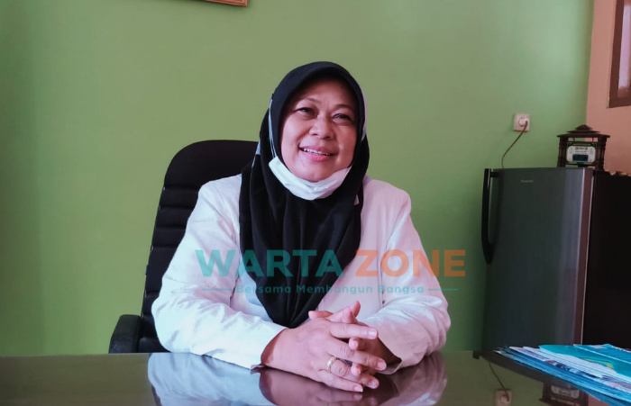 Foto: Kepala SMPN 2 Sumenep, Nanik Mujiati. (dok. for wartazone.com)