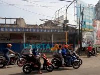 Caption: Tampak bangunan tua GNI (Gedung Nasional Indonesia) yang sudah ambruk di simpang empat, Kecamatan Ambulu, Jember, Kamis (16/9/2021).
