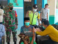 Foto: Pemerintah Desa (Pemdes) Lobuk, Kecamatan Bluto, Sumenep, saat menggelar vaksinasi massal secara gratis. Jumat (17/9/2021).