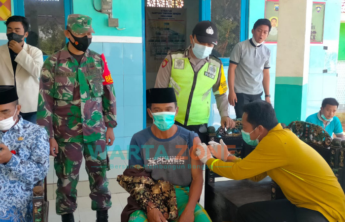 Foto: Pemerintah Desa (Pemdes) Lobuk, Kecamatan Bluto, Sumenep, saat menggelar vaksinasi massal secara gratis. Jumat (17/9/2021).
