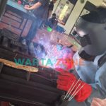 Caption: Sejumlah mahasiswa yang sedang melakukan las listrik di ruang praktek Polije, Jumat (17/9/2021).