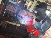 Caption: Sejumlah mahasiswa yang sedang melakukan las listrik di ruang praktek Polije, Jumat (17/9/2021).