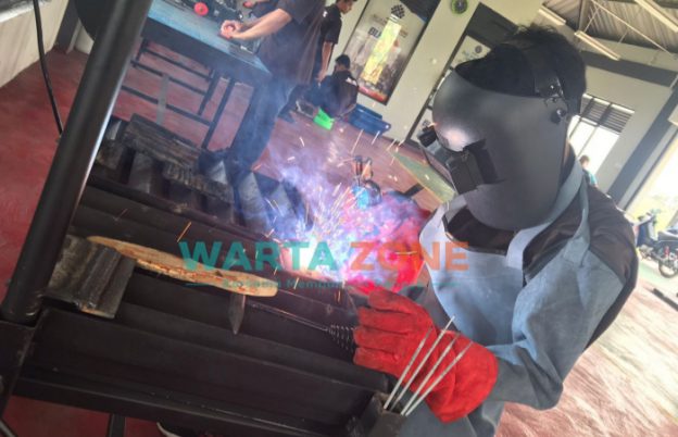 Caption: Sejumlah mahasiswa yang sedang melakukan las listrik di ruang praktek Polije, Jumat (17/9/2021).
