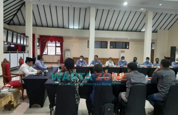 Caption: Bupati Jember, Hendy Siswanto dan General Manager Ekowisata Jatim, beserta OPD terkait saat Audiensi wisata pengelolaan pantai papuma dan air terjun, di Pendapa Wahyawibawagraha.
