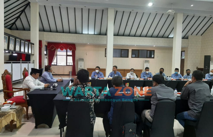 Caption: Bupati Jember, Hendy Siswanto dan General Manager Ekowisata Jatim, beserta OPD terkait saat Audiensi wisata pengelolaan pantai papuma dan air terjun, di Pendapa Wahyawibawagraha.