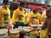 Caption: Bupati dan Wakil Bupati Jember, saat meninjau UMKM recyle pengelolaan sampah di TPA Kecamatan Pakusari, Sabtu (18/9/2021).