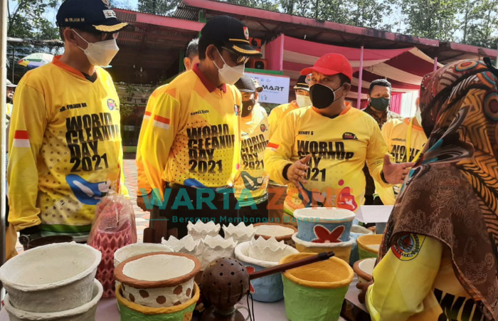 Caption: Bupati dan Wakil Bupati Jember, saat meninjau UMKM recyle pengelolaan sampah di TPA Kecamatan Pakusari, Sabtu (18/9/2021).