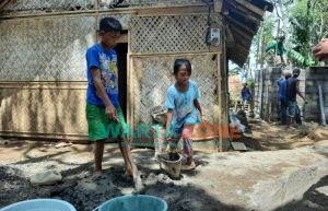 Salut! Demi Bantu Orangtua, Kakak Beradik di Jember Jadi Kuli Bangunan