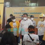 Caption: Bupati Jember, Hendy Siswanto, saat meninjau vaksinasi Covid-19 di Kantor DPD Partai Golkar Jalan Bengawansolo, Kecamatan Sumbersari, Minggu (19/9/2021).