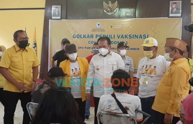 Caption: Bupati Jember, Hendy Siswanto, saat meninjau vaksinasi Covid-19 di Kantor DPD Partai Golkar Jalan Bengawansolo, Kecamatan Sumbersari, Minggu (19/9/2021).