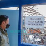 Foto: Wali Kota Bogor, Bima Arya saat meninjau SDN yang atapnya ambruk.