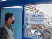 Foto: Wali Kota Bogor, Bima Arya saat meninjau SDN yang atapnya ambruk.