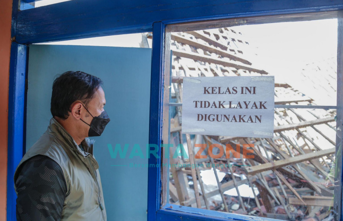 Foto: Wali Kota Bogor, Bima Arya saat meninjau SDN yang atapnya ambruk.