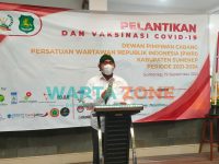 LUGAS: Bupati Sumenep, Achmad Fauzi saat memberi sambutan dalam acara pelantikan dan vaksinasi pengurus DPC PWRI Sumenep (Foto: Abd Wakid)