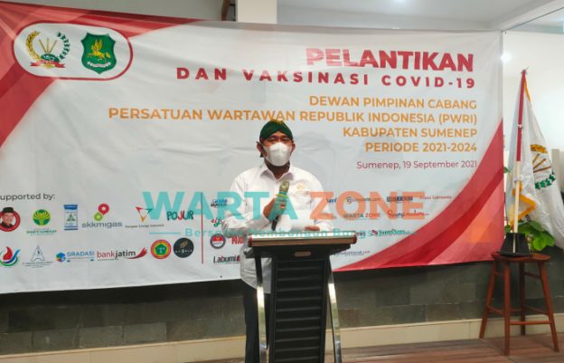 LUGAS: Bupati Sumenep, Achmad Fauzi saat memberi sambutan dalam acara pelantikan dan vaksinasi pengurus DPC PWRI Sumenep (Foto: Abd Wakid)