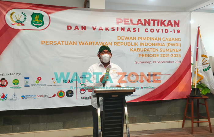 LUGAS: Bupati Sumenep, Achmad Fauzi saat memberi sambutan dalam acara pelantikan dan vaksinasi pengurus DPC PWRI Sumenep (Foto: Abd Wakid)