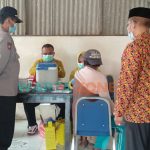 Foto: Pemdes Lobuk, Kecamatan Bluto, Sumenep, saat menggelar vaksinasi massal kedua kalinya, yang dipusatkan di gudang PT. Kelola Mina Laut (KML) Desa Lobuk. (Foto: Rifqi for wartazone.com)