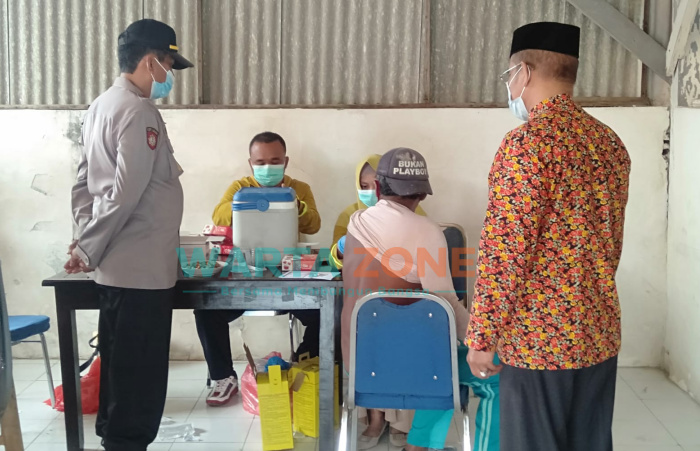 Foto: Pemdes Lobuk, Kecamatan Bluto, Sumenep, saat menggelar vaksinasi massal kedua kalinya, yang dipusatkan di gudang PT. Kelola Mina Laut (KML) Desa Lobuk. (Foto: Rifqi for wartazone.com)