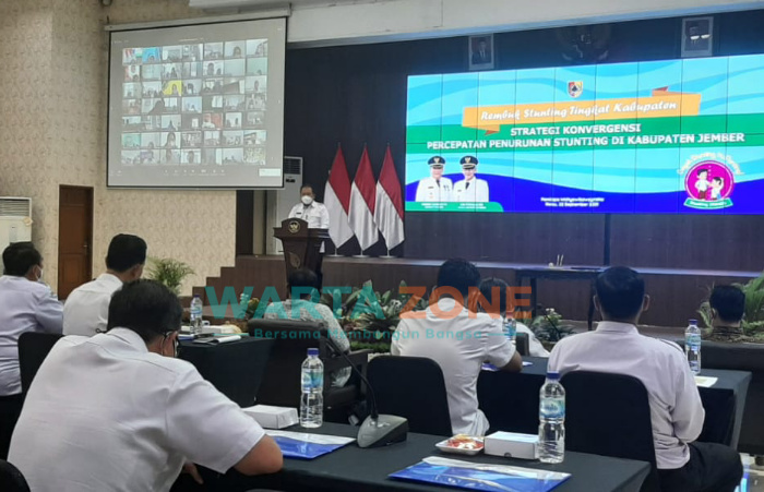 Caption: Bupati Jember saat memberikan sambutan dalam agenda urun rembuk penanganan stunting di Kabupaten Jember, Rabu (22/9/2021).