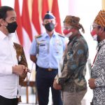 Foto: Presiden Joko Widodo, saat menyerahkan 124.120 sertifikat tanah hasil redistribusi di 26 provinsi dan 127 kabupaten/kota di seluruh Indonesia. (Foto: Istimewa)
