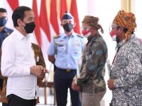 Foto: Presiden Joko Widodo, saat menyerahkan 124.120 sertifikat tanah hasil redistribusi di 26 provinsi dan 127 kabupaten/kota di seluruh Indonesia. (Foto: Istimewa)
