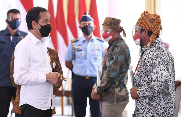 Foto: Presiden Joko Widodo, saat menyerahkan 124.120 sertifikat tanah hasil redistribusi di 26 provinsi dan 127 kabupaten/kota di seluruh Indonesia. (Foto: Istimewa)