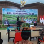 Caption: Bupati Jember, Hendy Siswanto dan Ketua Sekti (Serikat Tani Independen) Jember Muhammad Jumain saat pemotongan tumpeng, di Aula PB Sudirman, Kantor Pemkab Jember, Kamis (23/9/2021).