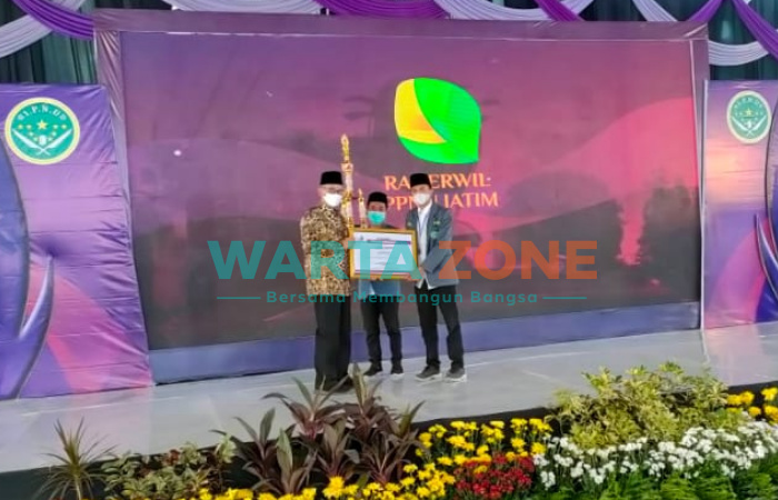 ISTIMEWA: PC IPNU Sumenep, saat menerima penghargaan dari PW IPNU Jatim (Dok. WARTA ZONE)