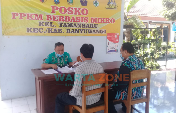 Foto: Ahli waris tanah wakaf yang hendak dijadikan lahan kuburan di Kelurahan Tamanbaru, Kecamatan Banyuwangi, saat mendatangi kantor Kelurahan Tamanbaru.
