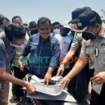 Caption: Bupati Jember, Hendy Siswanto dan Wabup Muhammad Balya Firjaun Barlaman (Gus Firjaun), saat melakukan sidak di perusahaan tambak udang vaname di wilayah pesisir pantai Desa Kepanjen, Kecamatan Gumukmas, Minggu (26/9/2021).